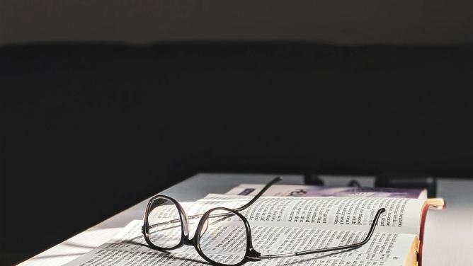 Brille Auf Einem Aufgeschlagenen Buch