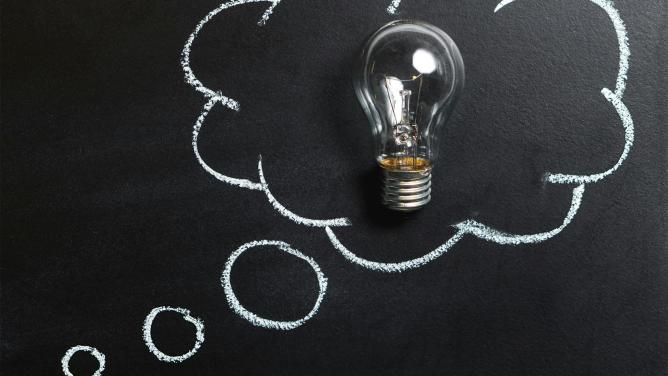 Klare Glühbirne Auf Tafel Platziert