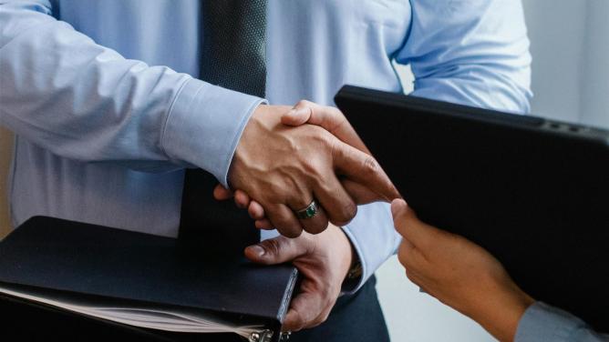 Unternehmer Geben Sich Nach Vereinbarung Die Hand